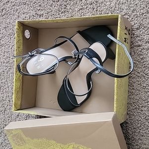 New in box black heels, size 8, Mix No. 6